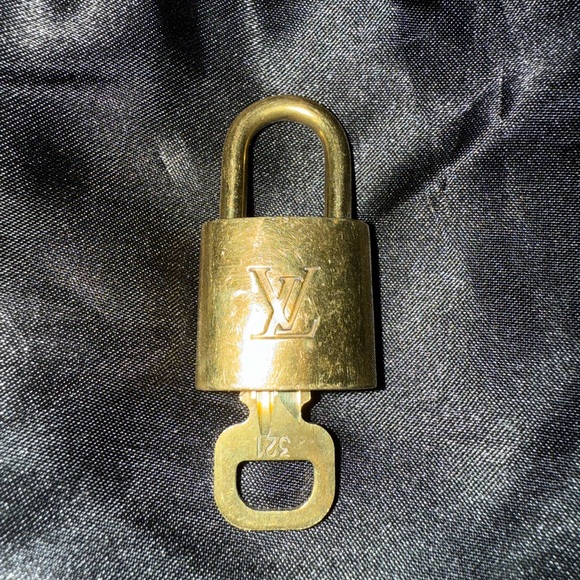 🔐Authentic Louis Vuitton Lock and Key🔐 - Picture 1 of 3